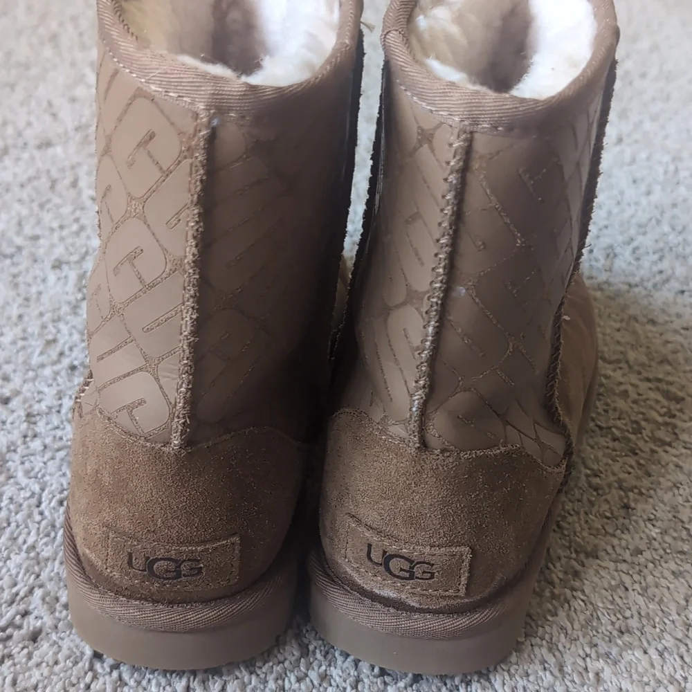 Ugg classic Short 2 Beige‎ logo Boots. Size 6